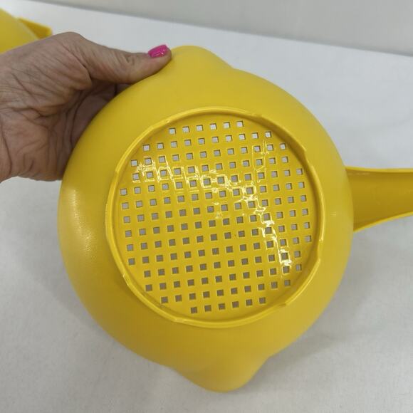 Vintage Tupperware Set of 2 Yellow Strainers Colanders 1523 2 Qt 1200 1 Qt Spout - Picture 12 of 13